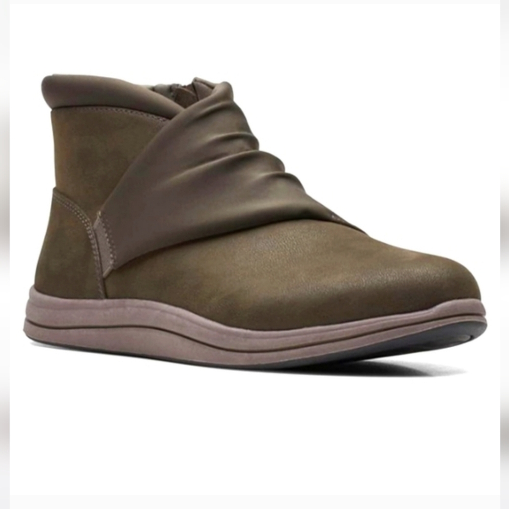 Clarks Breeze Dusk Boot in Olive Green, Size 9.5M